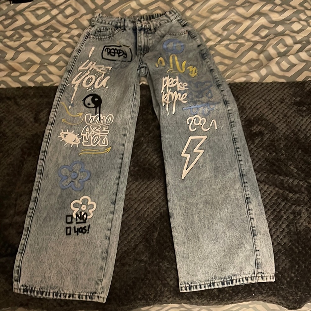 Baggy blue jeans with graphics